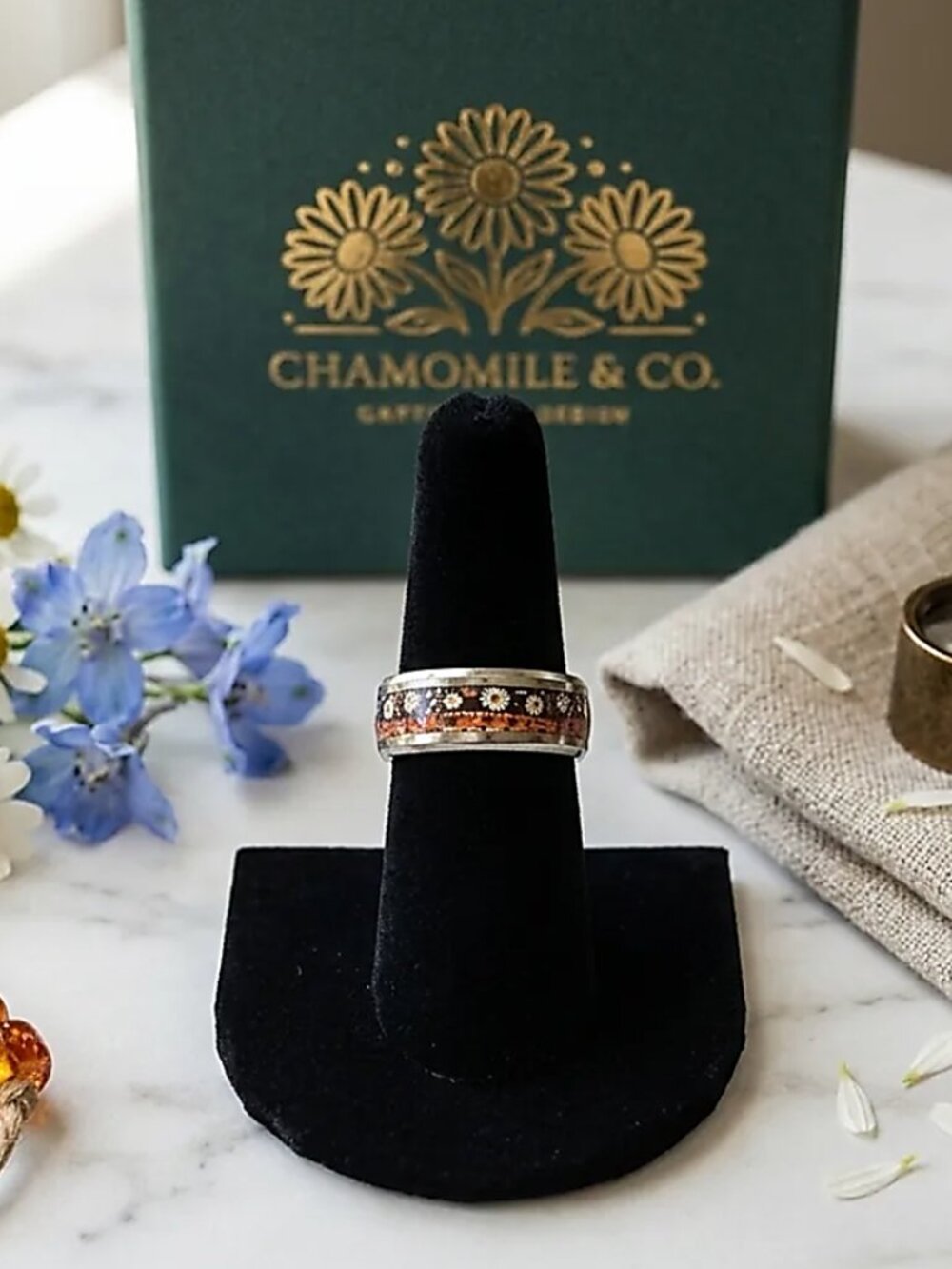 NWT -Retro Daisy & Heart Resin Stainless Steel Ring Black